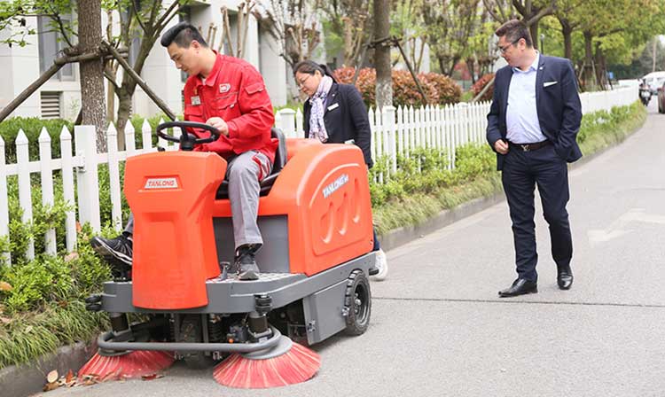 遼寧案例 | 大連龍騰凱悅置業采購駕駛式掃地車